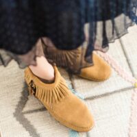 Boots CONCHO FEATHER Camel ou Noir ou Taupe minnetonka