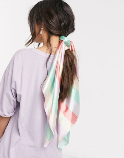 ASOS DESIGN - Grand foulard carré à rayures en polyester satiné - Multicolore Asos