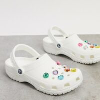 Crocs - Exclusivité - Sabots classiques ornés de pierres fantaisie - Blanc Asos