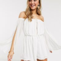 In The Style - Exclusivité - Combishort fluide col Bardot en dentelle brodée - Blanc Asos