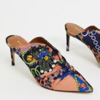 Kurt Geiger London - Bella - Mules à talons ornées - Bleu imprimé chaîne-Rose Asos