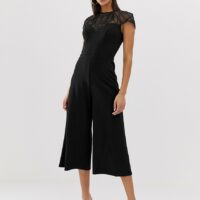 Lipsy - Combinaison coupe jupe-culotte avec encolure ornementée - Noir Asos