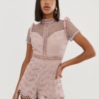 Love Triangle - Combishort en dentelle ajourée à col montant - Rose Asos