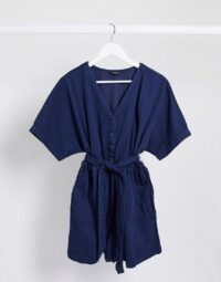 Monki - Tonya - Combishort à manches courtes en denim de coton biologique noué à la taille - Bleu Asos