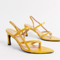 NA-KD - Talons à semelle pointue et brides - Jaune Asos