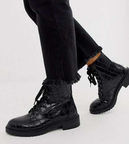 New Look - Chaussure de randonnée pointure large plate à lacets - Noir Asos