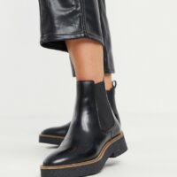 & Other Stories - Bottines chelsea en cuir à talon et semelle en crêpe - Noir Asos