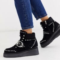 River Island - Bottes compensées cloutées en daim - Noir Asos