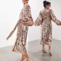 ASOS EDITION - Robe portefeuille mi-longue à manches chauve-souris et sequins - Doré