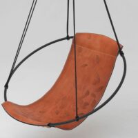 Fauteuil à balançoire en cuir tannée - Studio Stirling