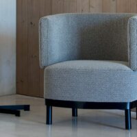 Fauteuil en tissu avec accoudoirs - Lebom