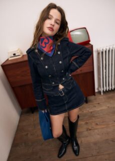 Bruns enveloppants, denim affirmé, vestes à col cheminée, mailles rayées et accessoires vernis: l’actualité Stradivarius décodée.