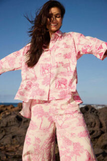 Capsule artisanale: matières naturelles, coupes désirables, couleurs épicées. Un style quotidien qui soutient les femmes.