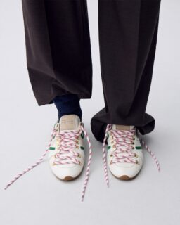 Swing réinvente la sneaker: matières soignées, marron, léopard, écru, Silver, lacets jaunes, kit de charms offert pour un style libre.