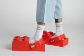 Crocs x LEGO : sabots-briques rouges, matières confort, couleurs primaires et pièces collectors. Lancement mi-février 2026.