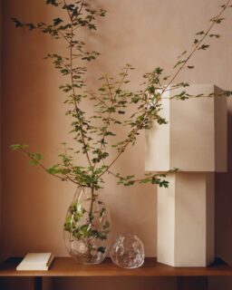 H&M Home signe un printemps 2026 chic et tactile: verre pastel, lin, coton, bois et courbes rétro à mixer sans effort.