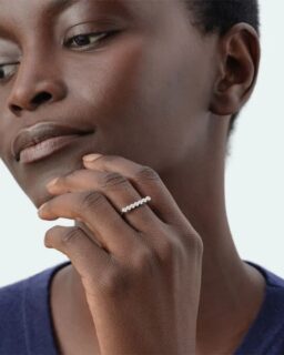 Sur la peau: argent 925, doré 750‰, cristaux et spinelles. Créoles, ras du cou, sautoirs, bagues fines. Chic parisien, prix doux.