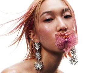 Première collection de bijoux Love: or 18 carats, argent, cœurs fondus, fleurs, papillons. 57 pièces à mixer, style et symbole.