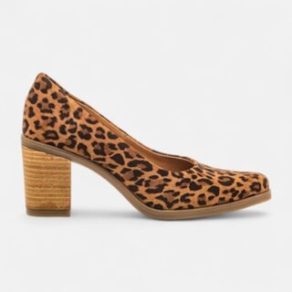 Léopard: matières, couleurs et pièces clés. Sneakers, bottines, escarpins, mules... une sélection chic et facile pour le quotidien.