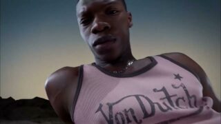 Capsule Bershka x Von Dutch: Y2K assumé, denim lavé, halter, bootcut, logos, khaki/rose/blanc/noir, trucker caps et bowling bags.