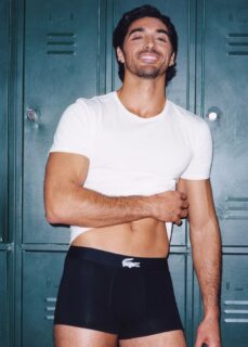 Lacoste Underwear: matières techniques, coupes nettes, palette précise. Confort sérieux et style sport-chic, des essentiels quotidiens.