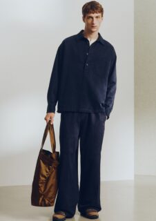 H&M Atelier SS26: matières nobles, lignes aériennes, palette sable et bleu; tailleurs d’été, robes fluides, mailles, accessoires essentiels.