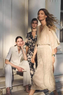 Nouveau vestiaire Caroll: matières nobles, coupes nettes, tailleurs, robes et mailles aux couleurs douces et accents vifs.