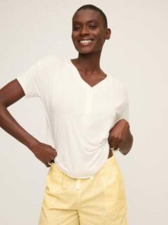 Pyjamas PE26: satin fluide, maille viscose, coton doux. Nuisettes, kimonos, caracos. Bleu glacier, vert pastel, rouge. Confort chic.