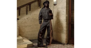 Topshop x Tolu Coker: 18 pièces entre tailoring affûté, denim coordonné et mailles sculptées. Bureau-soir, tailles 6–18, prix £30–£120.