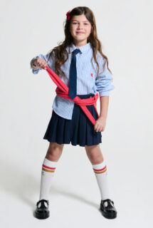 Collection fille: matières douces, pièces futées, couleurs peps. Looks du quotidien et cérémonie, confort durable.