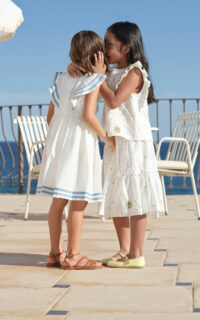 Petit Bateau Cérémonie: coton, popeline, lin. Blanc, bleu, fleurs. Robes, ensembles, cardigans. Chic pratique pour bébés et enfants.