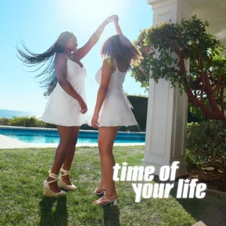 Time of Your Life par Hollister: denim souple, esprit Y2K, accessoires personnalisables et palette lumineuse pour célébrer les grands mom…