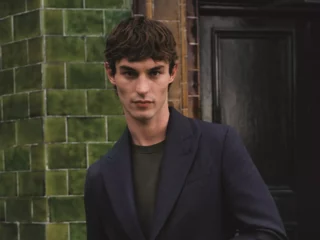 Mango Man x Richard James: tailoring premium, matières nobles, coupes modernes, palette sobre. Les pièces clés et comment les porter.