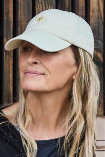 Orahe x Grain de Malice: essentiels athleisure, matières confort, coupes nettes, palette marine-noir-blanc rehaussée d’un éclat argent.