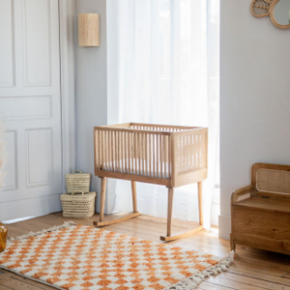 Catba par Saudara: bois et cannage, design durable. Chevet/bout de canapé versatile, couleurs miel-sable, esprit mid-century boho chic.