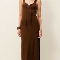 Robe Longue Sans Manches Au Décolleté Lacé
