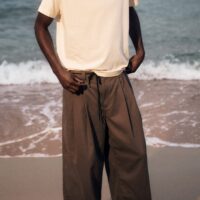 WEEKDAY - Chino baggy plissé en sergé Otis - Taupe foncé