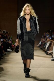Coach AH26 réinvente l’Americana: silhouettes décontractées, sacs iconiques revisités, denim upcyclé et héritage Bonnie Cashin.