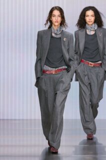 Giorgio Armani lance 2026 sous Silvana Armani; Emporio en attente. Tailoring affûté, soies kimono, détails brodés.