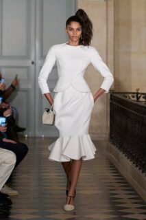 Jacquemus en 2026: Printemps et Automne RTW, entre Paris et Méditerranée, avec des présentations ludiques et audacieuses.