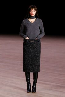 Marc Jacobs poursuit ses collections 2026 et réinterprète ses lignes iconiques avec un mix **preppy, grunge, couture** très actuel.