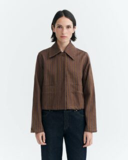 Thinking MU lance AW26 Positive Nostalgia et ses pré-collections responsables, avec pièces rayées clés et nouveautés sacs.