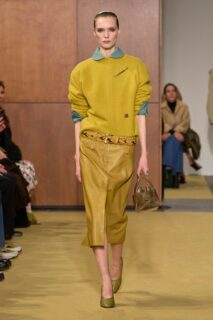 Tory Burch AH26 réinvente les codes bourgeois avec mailles précieuses, jacquards cocon et accessoires statement au service du quotidien.