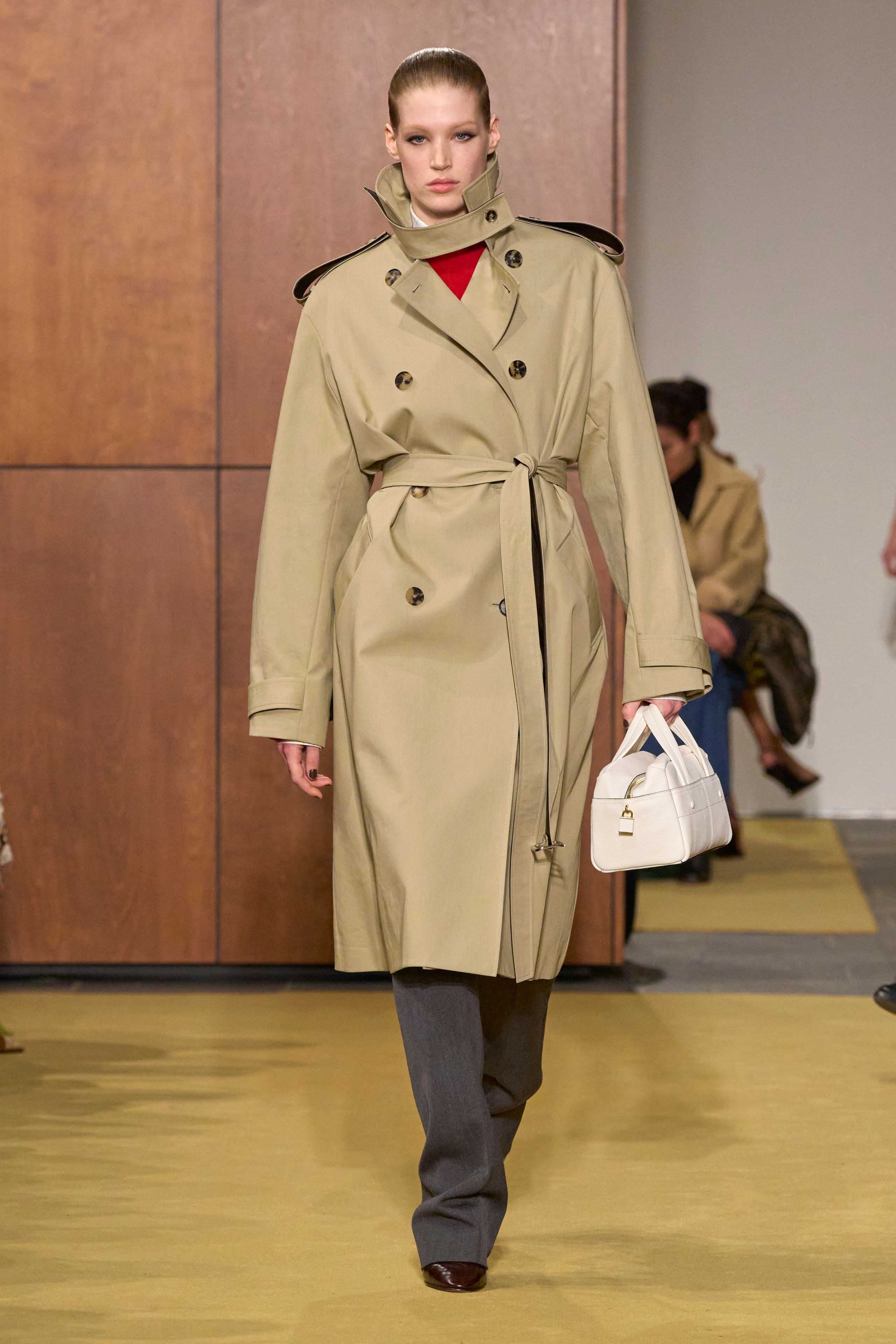 Tory Burch Automne-Hiver 2026 : codes bourgeois revisités, accessoires statement assumés