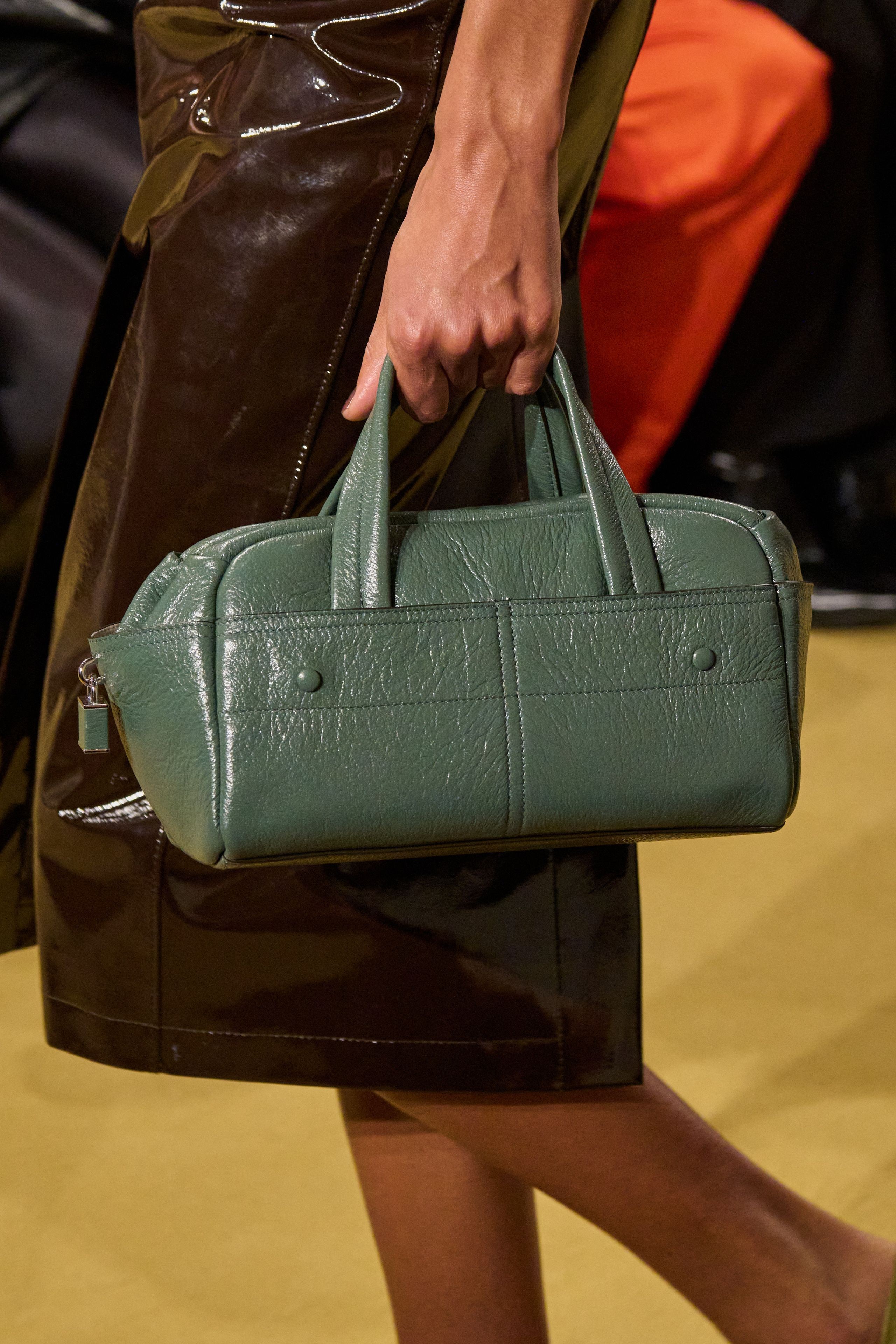 Tory Burch Automne-Hiver 2026 : codes bourgeois revisités, accessoires statement assumés