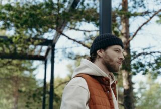 Gilet homme zippé ou boutonné, lequel choisir ?